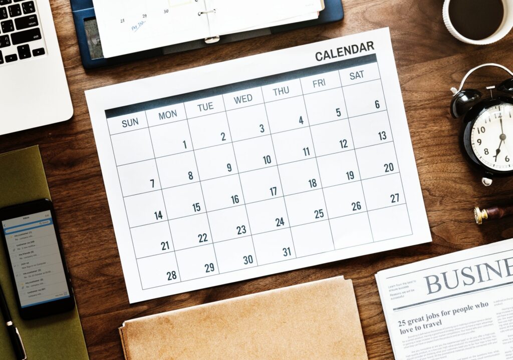 Kalendár-plánovanie-pracovný-stôl-písanie-zošit 