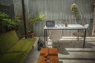 Stol-stolicka-notebook-rastliny-gauc-konferencny-stolik
